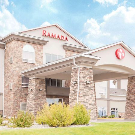 Hotel Ramada By Wyndham Pincher Creek Exterior foto