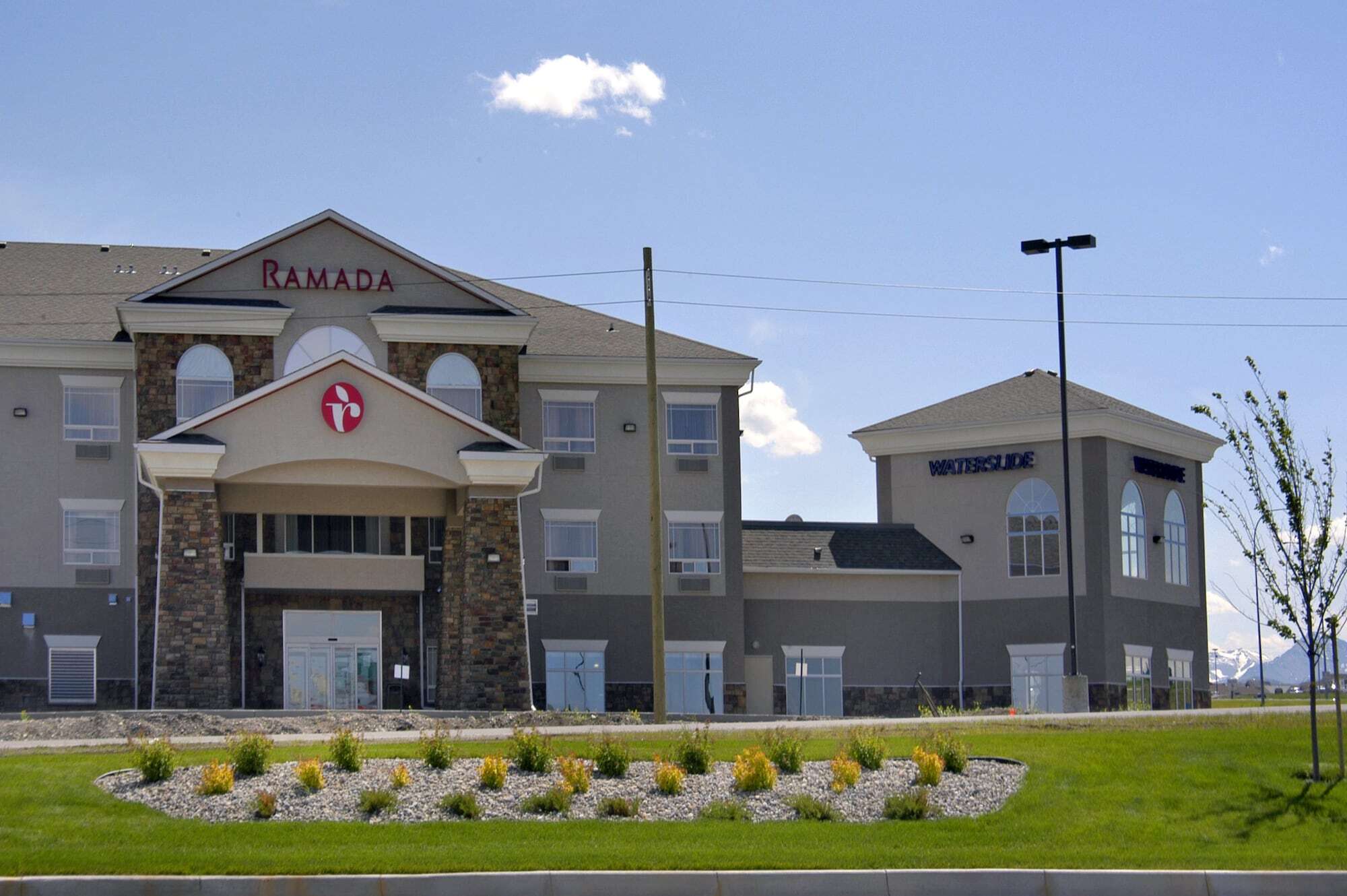 Hotel Ramada By Wyndham Pincher Creek Exterior foto